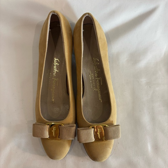 SALVATORE FERRAGAMO Sz 6AA Slip On Low Heel Suede Bow Toe Cap Metal Plaquette - Picture 3 of 11